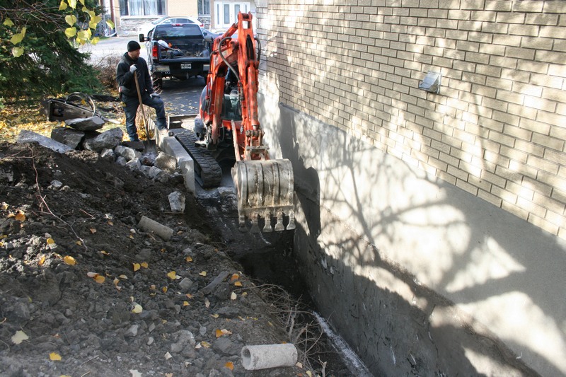 Excavation pour effectuer une réparation de fissure de fondation